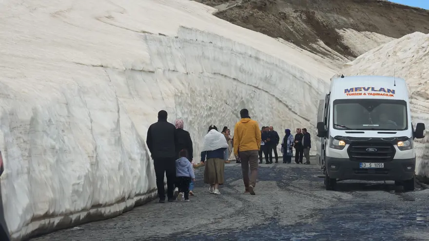 Yaza sayılı günler kala kar tünelleri oluştu, görenler fotoğraf çektirdi 