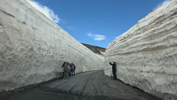 Yaza sayılı günler kala kar tünelleri oluştu, görenler fotoğraf çektirdi