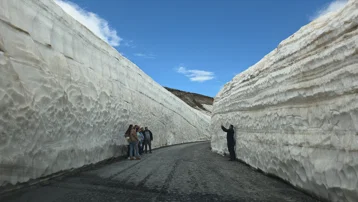 Yaza sayılı günler kala kar tünelleri oluştu, görenler fotoğraf çektirdi