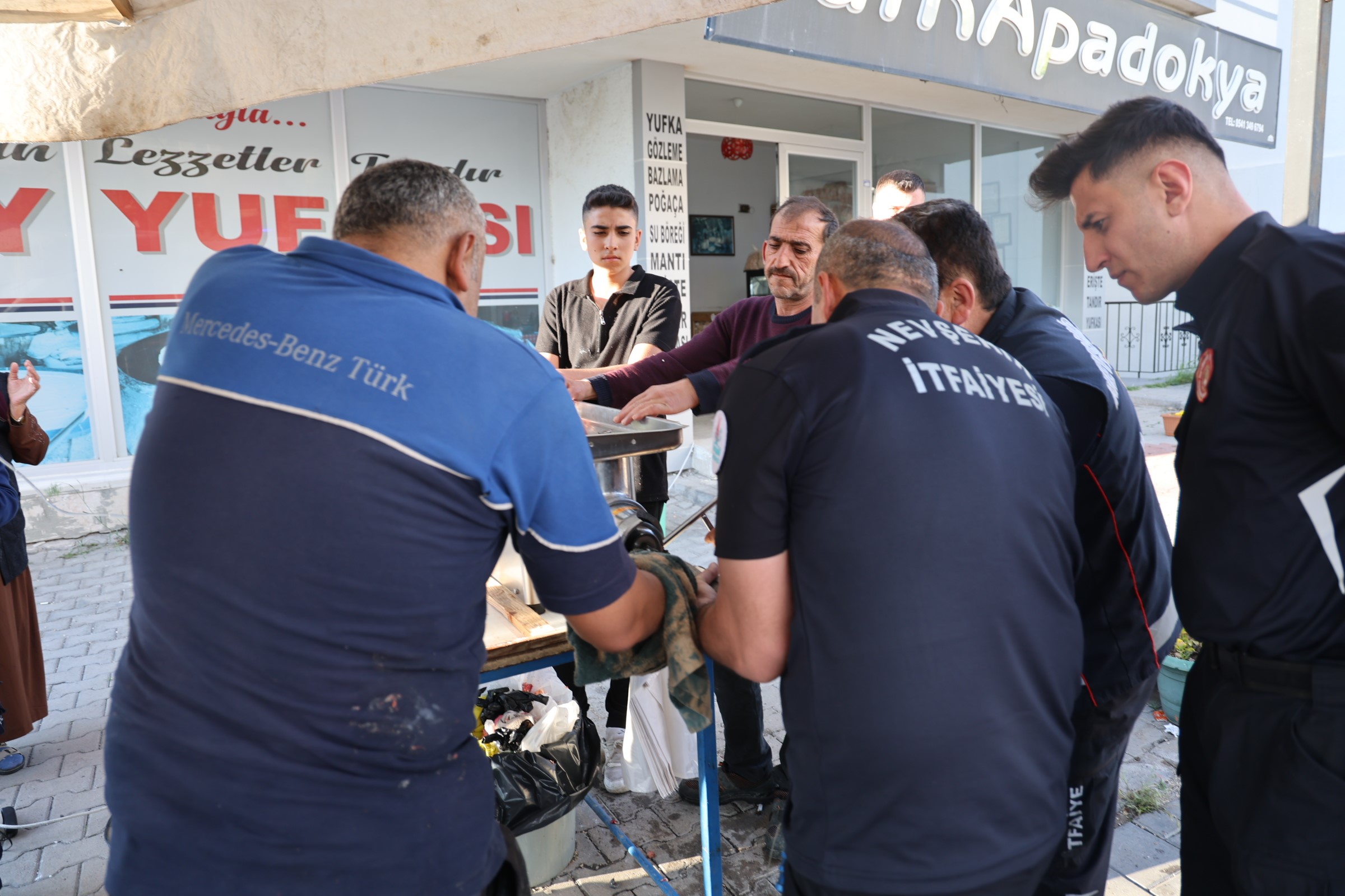 Etleri temizlemek istemişti. Parmağı kıyma makinesine sıkıştı