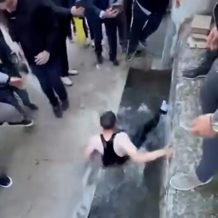 Bayram namazına gelmeyenleri tek tek buldular, buz gibi suya attılar 1