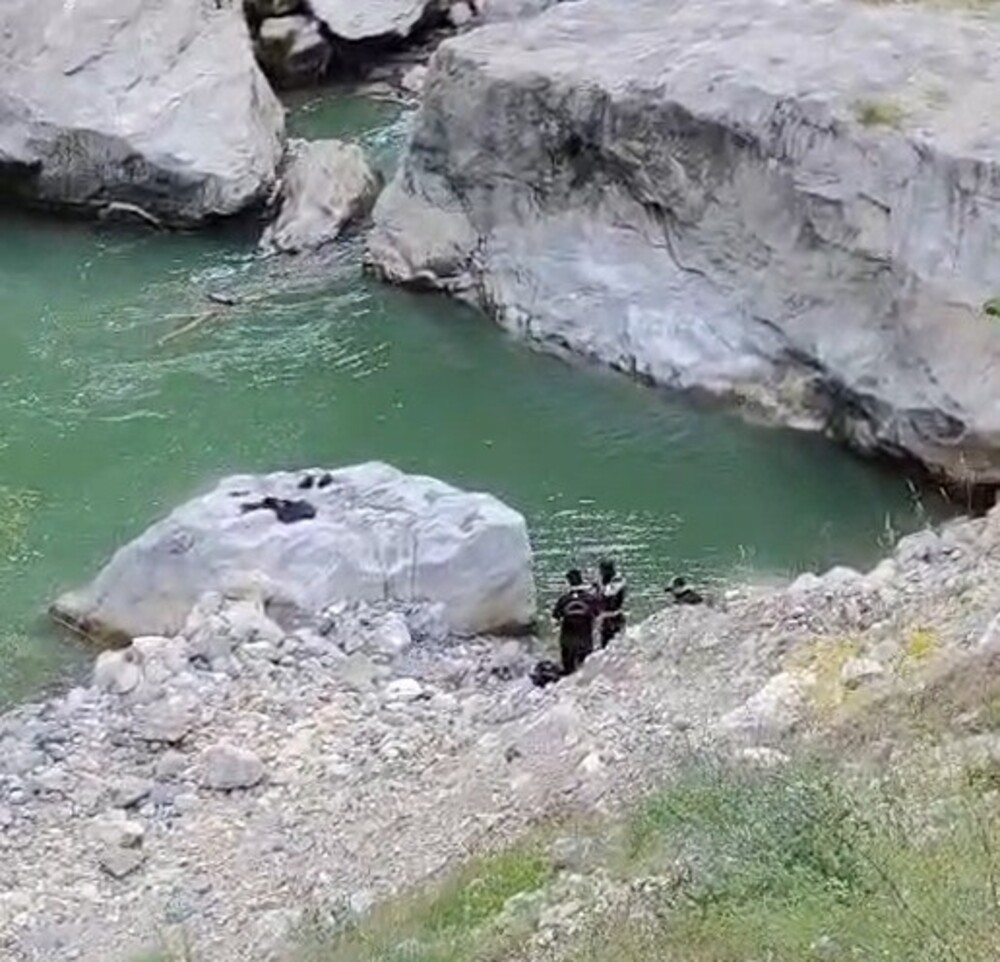Nehre düşen balıkçı kayboldu. Arama çalışmaları sürüyor