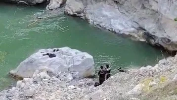 Nehre düşen balıkçı kayboldu. Arama çalışmaları sürüyor