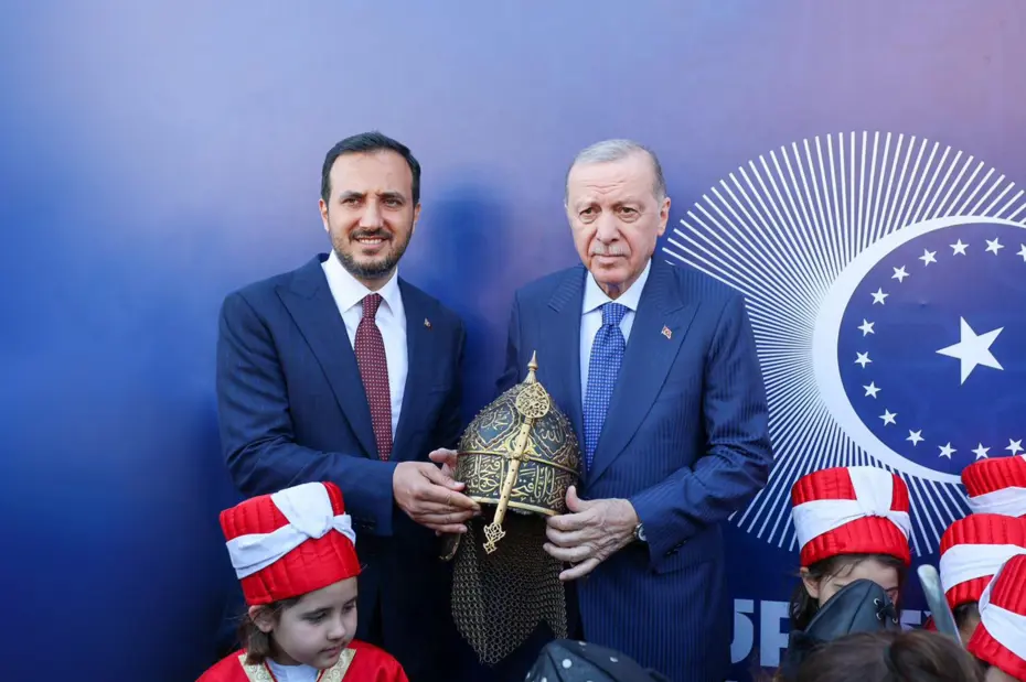 Cumhurbaşkanı Erdoğan'a miğfer hediye edildi
