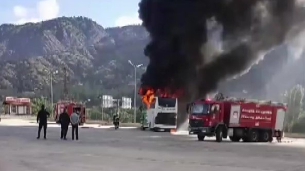 Mola için terminale girdi, alev alev yanmaya başladı