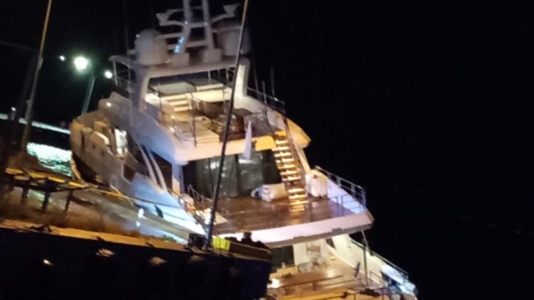 Sinop'ta su alan lüks yat yan yattı
