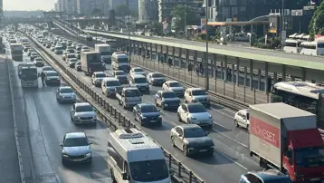 Tatil sonrası ilk sabah: İstanbul'da trafik dur kalk şeklinde ilerliyor