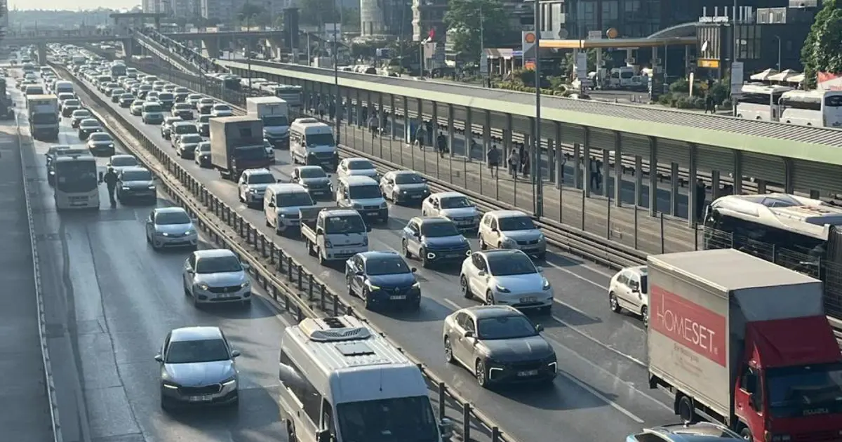 Tatil sonrası ilk sabah: İstanbul'da trafik dur kalk şeklinde ilerliyor