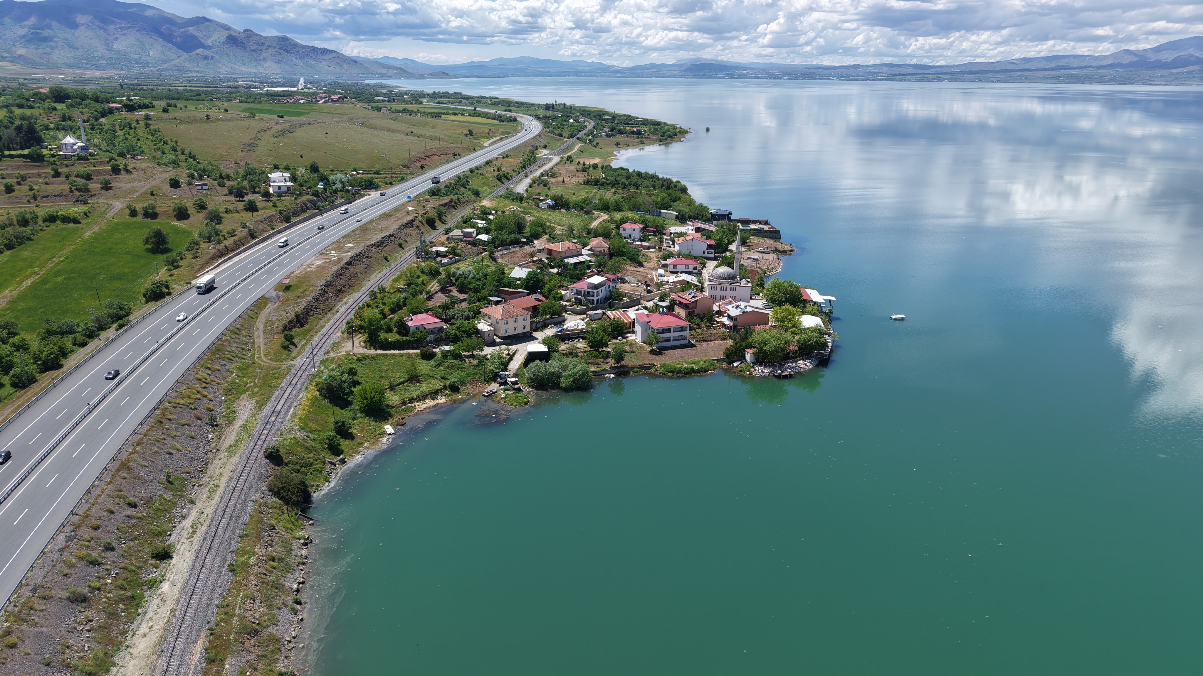 Kuraklık alarmı veren bölge yeniden sulara gömüldü. Ege sahillerini aratmıyor
