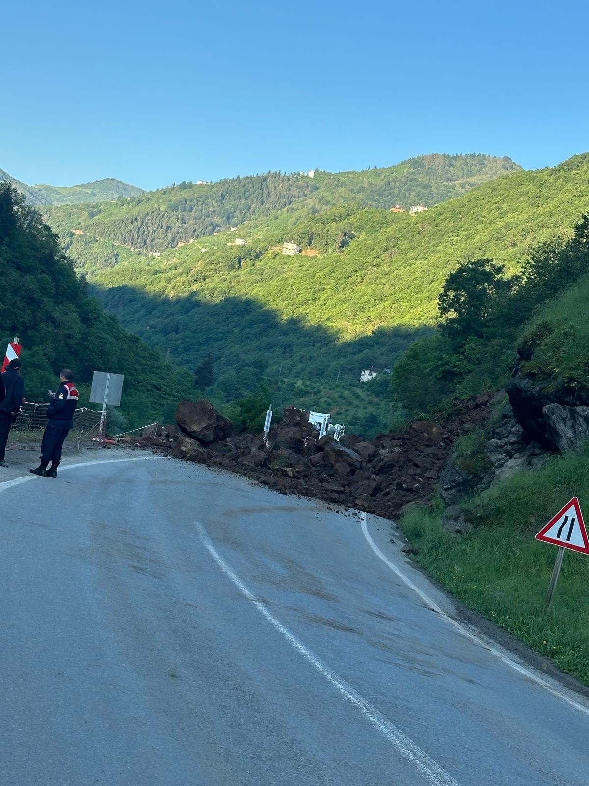 Heyelan Trabzon-Bayburt yolunu kapattı