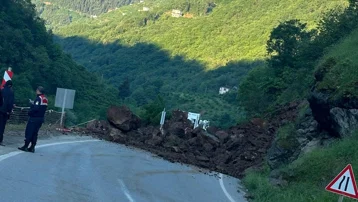 Heyelan Trabzon-Bayburt yolunu kapattı
