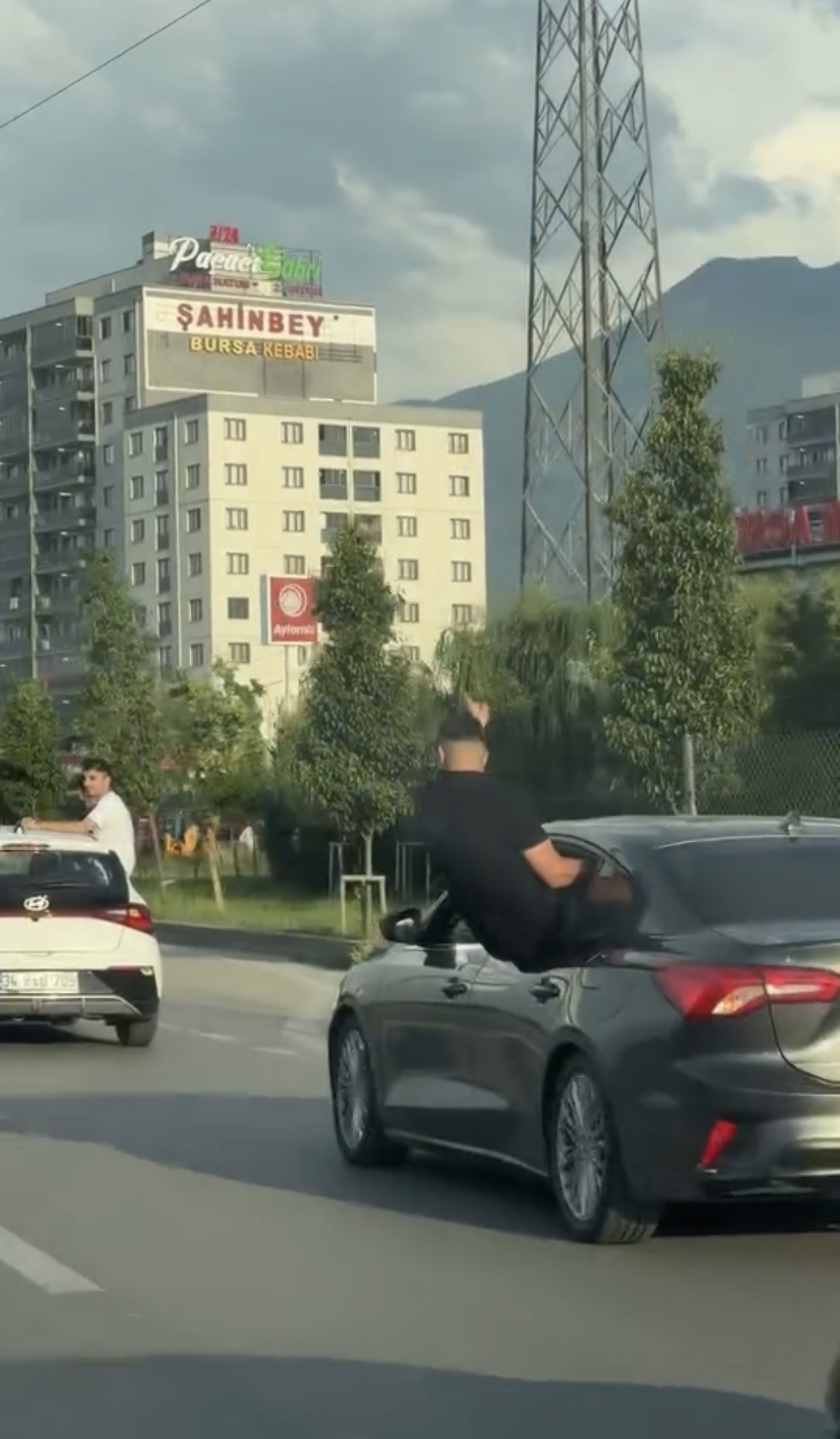 Bursa'da Düğün Konvoyunda Trafikte Tehlikeli Anlar