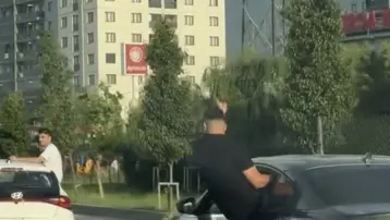 Düğün konvoyunda tehlikeli yolculuk