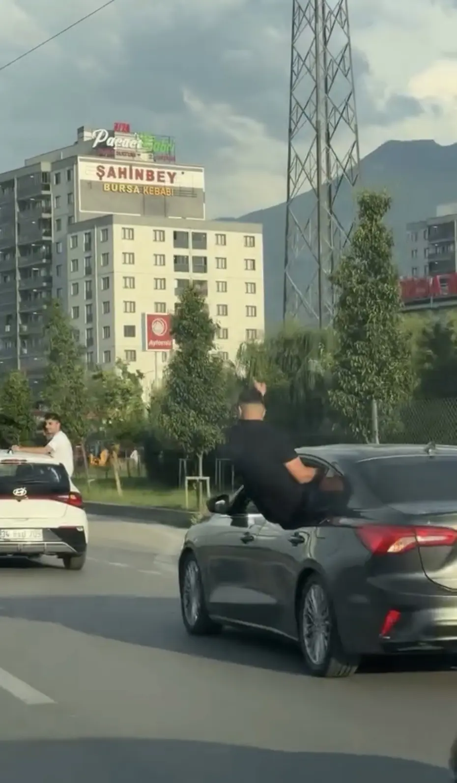 Bursa'da düğün konvoyunda tehlikeli yolculuk
