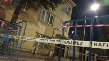 Temel kazısı yapılan sokakta, 3 katlı bina tahliye edildi