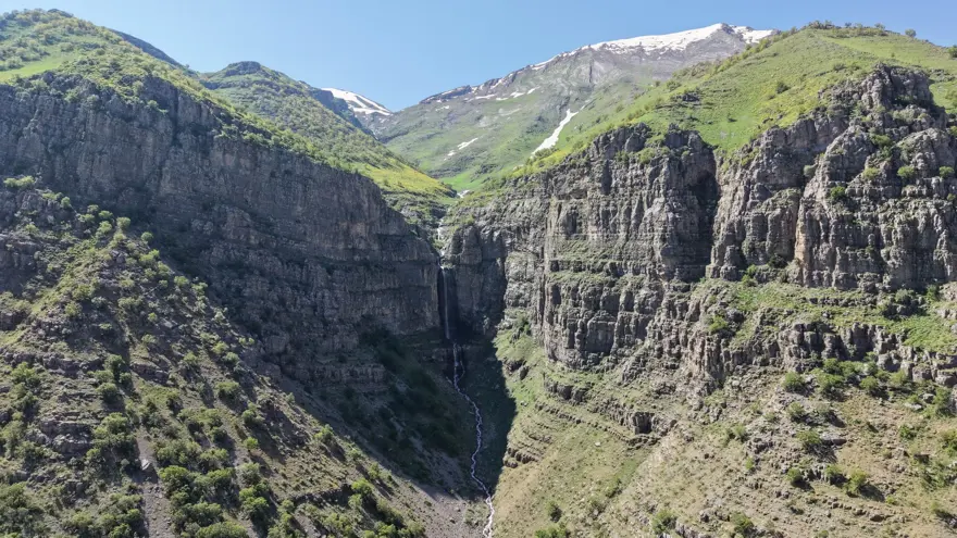 Eriyen kar suları oluşturdu. 50 metre yükseklikte şelale 