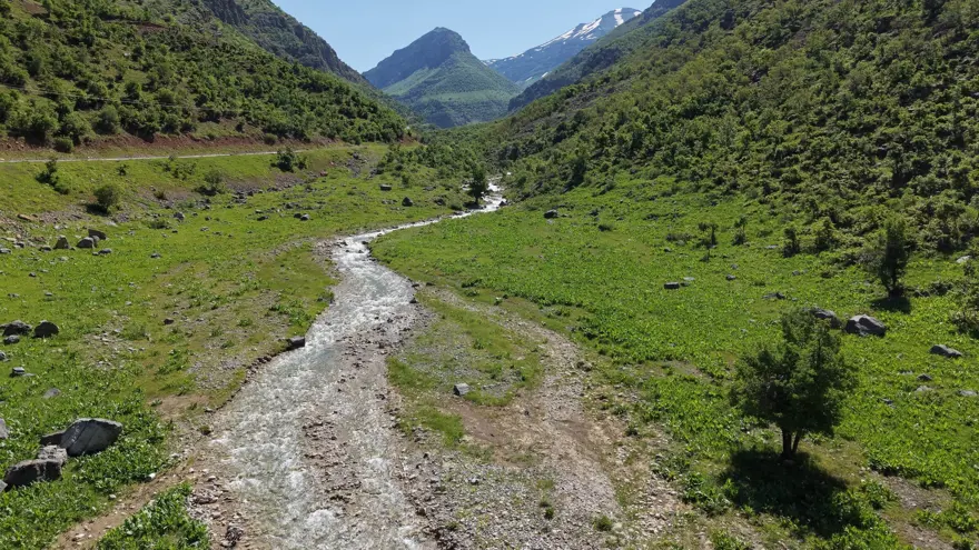 Eriyen kar suları oluşturdu. 50 metre yükseklikte şelale 1
