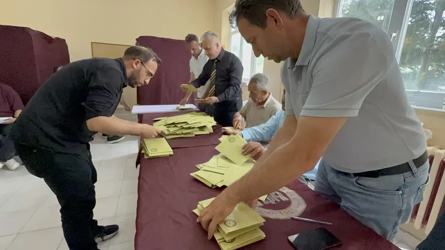 Üç ilde sandık kuruldu. AK Parti 4, MHP ve CHP birer belde kazandı 2
