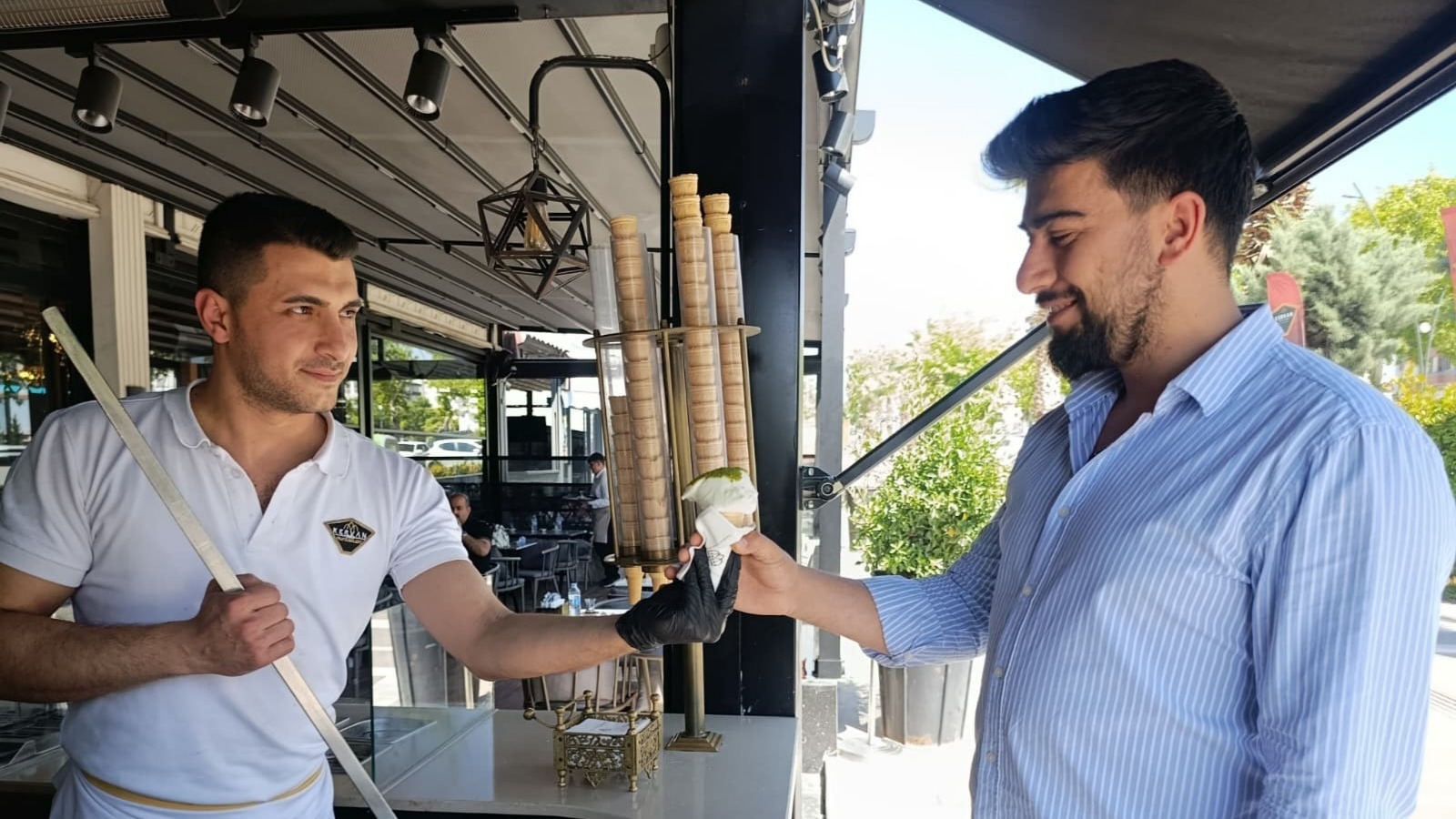 Havalar ısındı, ilgi arttı. Serinlemek isteyen tezgahın yolunu tutuyor