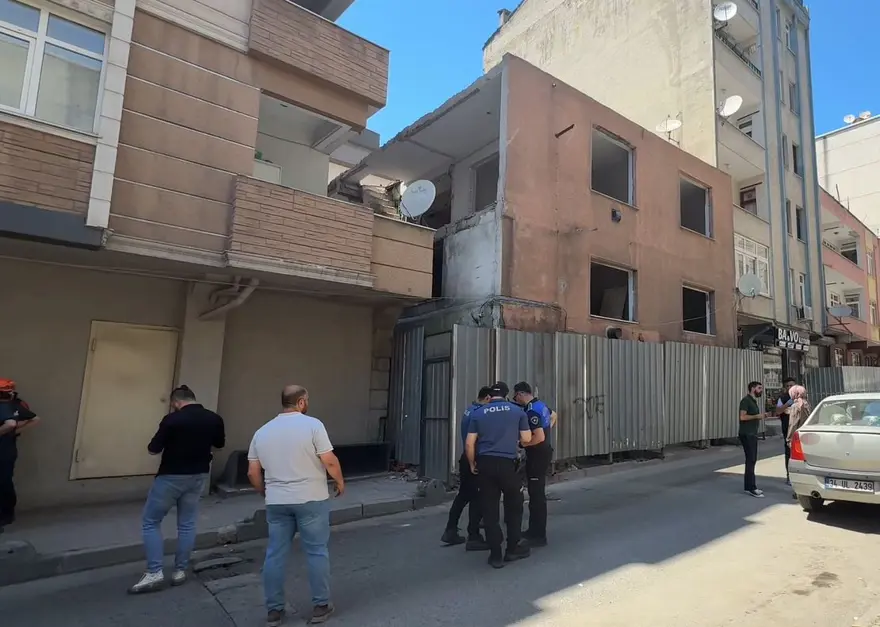 İstanbul Küçükçekmece'de binada kısmi çökme. Duvarın altında kalan 3 işçiden biri hayatını kaybetti 4