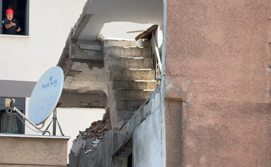 İstanbul Küçükçekmece'de binada kısmi çökme. Duvarın altında kalan 3 işçiden biri hayatını kaybetti 1