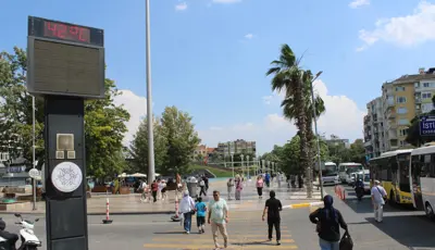 Sıcaklık aniden yükseldi, termometreler 42 dereceyi gösterdiAydın’da uzun süredir etkisini sürdüren serin havanın ardından sıcaklar birden etkisini gösterdi. Aniden artan sıcakla birlikte termotreler Haziran ayı ortalamasının çok üzerinde bir dereceye çıktı.