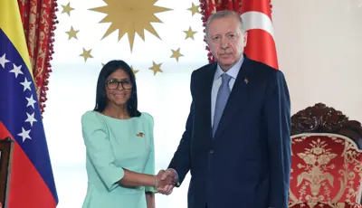 Erdoğan-Rodriguez görüşmesi. Venezuela Geçici Devlet Başkanı İstanbul'daVenezuela Geçici Devlet Başkanı Delcy Rodriguez Cumhurbaşkanı Recep Tayyip Erdoğan'ın daveti üzerine İstanbul'a geldi. İki isim Dolmabahçe'deki çalışma ofisinde görüştü.