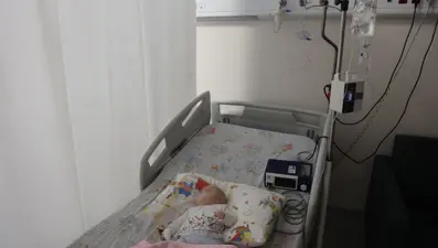 Hatay'da skandal olay. Hemşire serumu çıkarırken 5 aylık bebeğin parmağını kesti