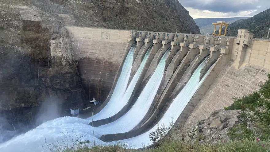 Barajda su salınımı devam ediyor. Geçen ay 6 kapağı birden açılmıştı 1
