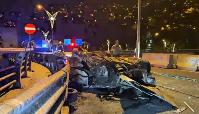 Takla atan araç hurda yığınına döndü. 19 yaşındaki sürücü ağır yaralandıZonguldak'ta direksiyon hakimiyetini kaybeden otomobilin taklalar atarak orta refüjü aşıp karşı şeride geçmesi sonucu meydana gelen trafik kazasında, 19 yaşındaki sürücü ağır yaralandı.