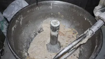 Pastanede mide bulandıran görüntüler. Tatlının içinden çıktı