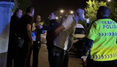 Kaçan alkollü sürücü evinin önünde yakalandı. 432 bin TL para cezası yazıldıKayseri’de polisin ‘dur’ ihtarına uymayarak kaçan alkollü sürücü evinin önünde yakalandı. Yapılan kontrollerde 2.05 promil alkollü olduğu belirlenen sürücüye 432 bin TL idari para cezası yazılırken, sürücüyle aynı araçta bul