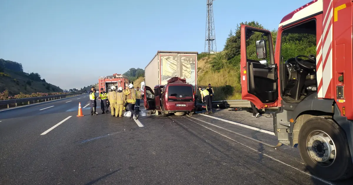 Kuzey Marmara Otoyolu'nda feci kaza. TIR'a arkadan çarptı, 1'i bebek 3 kişi öldü