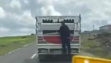 Kamyonetin arkasına tutundu, kilometrelerce yol gitti