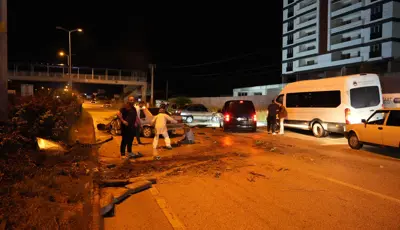 Yaralıyı kurtarmaya çalışanlara başka bir araç çarptı. 1'i ağır 6 kişi yaralandıKastamonu'da refüje çarpan otomobildeki yaralıya müdahale etmek isteyen vatandaşlara başka bir araç çarptı. Kontrolden çıkan araç, ardından park halindeki bir otomobile çarparak durabildi. Adeta can pazarının yaşandığı k