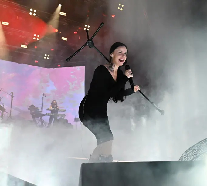 Şebnem Ferah 6 yıl aradan sonra İzmir'deŞebnem Ferah, 6 yıllık aranın ardından İzmir'de verdiği konserde hayranlarına unutulmaz bir gece yaşattı.