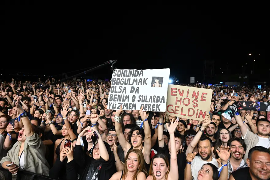 Şebnem Ferah 6 yıl aradan sonra İzmir'de. Unutulmaz bir gece yaşandı 1 Şebnem Ferah 6 yıl aradan sonra İzmir'de. Unutulmaz bir gece yaşandı 1