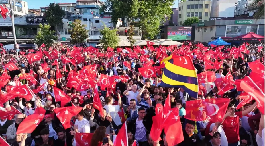 Milli maç heyecanı Pendik Sahili'nde doyasıya yaşandı