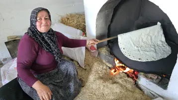 Sabahın ilk ışıklarıyla toplanıyorlar, mesai 1-2 gün sürüyor. Aylarca kalsa bile bayatlamıyor