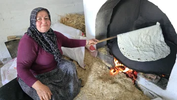 Sabahın ilk ışıklarıyla toplanıyorlar, mesai 1-2 gün sürüyor. Aylarca kalsa bile bayatlamıyor