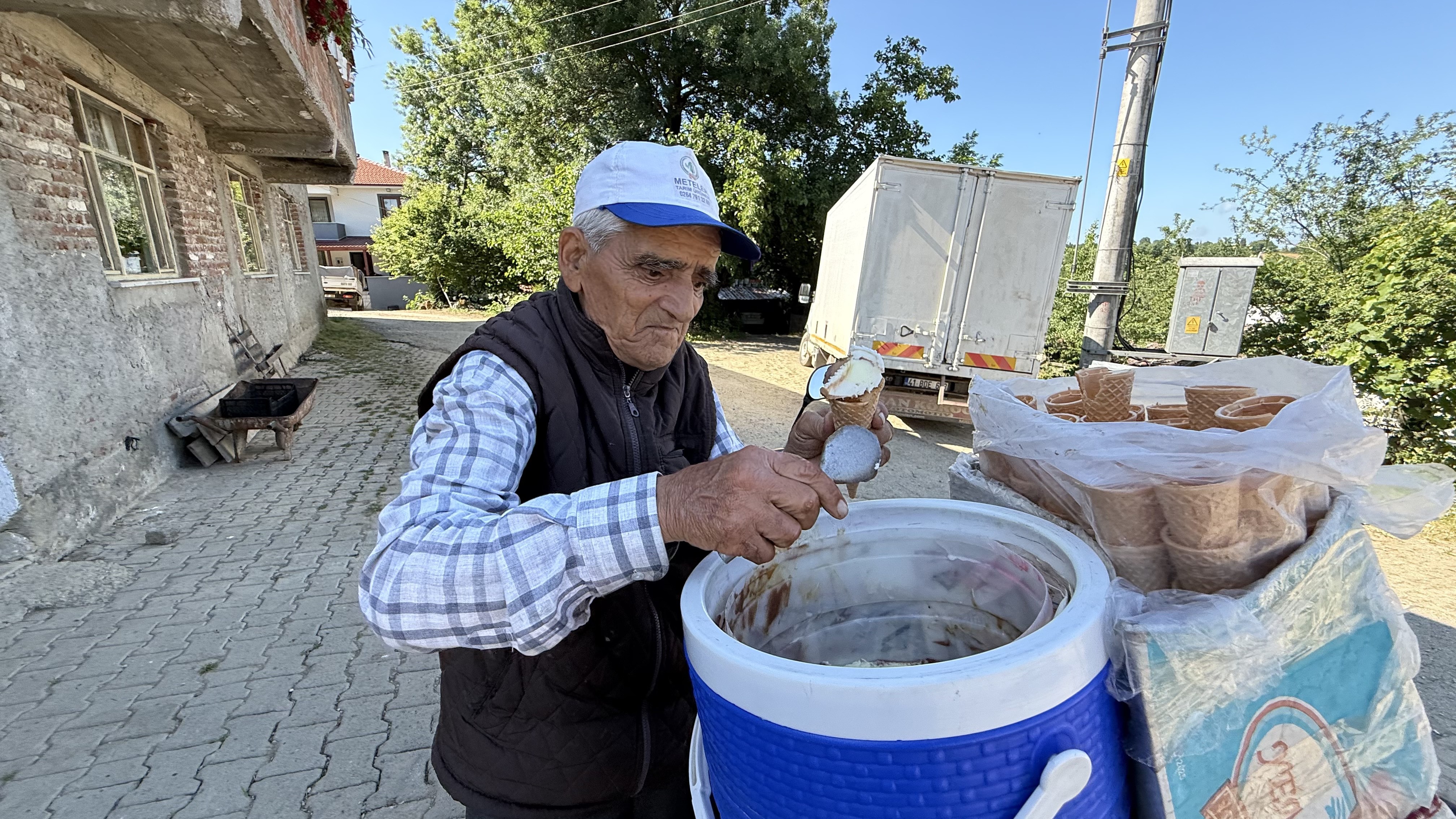 56 yıldır aynı motosikletle köy köy geziyor. 4 çocuk büyüttü, 13 torun sahibi oldu 