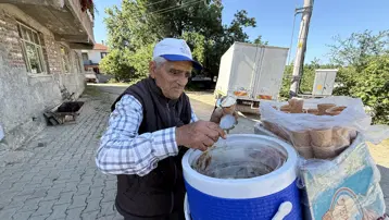 56 yıldır aynı motosikletle köy köy geziyor. 4 çocuk büyüttü, 13 torun sahibi oldu 