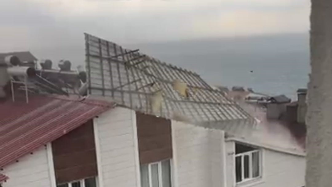 Ahlat'ta fırtına çatıları uçurdu