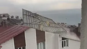 Ahlat'ta fırtına çatıları uçurdu