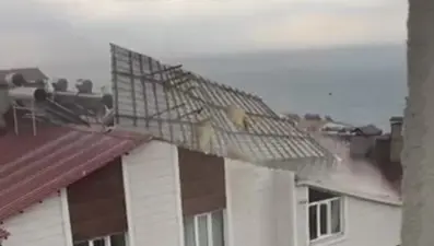 Ahlat'ta fırtına çatıları uçurdu