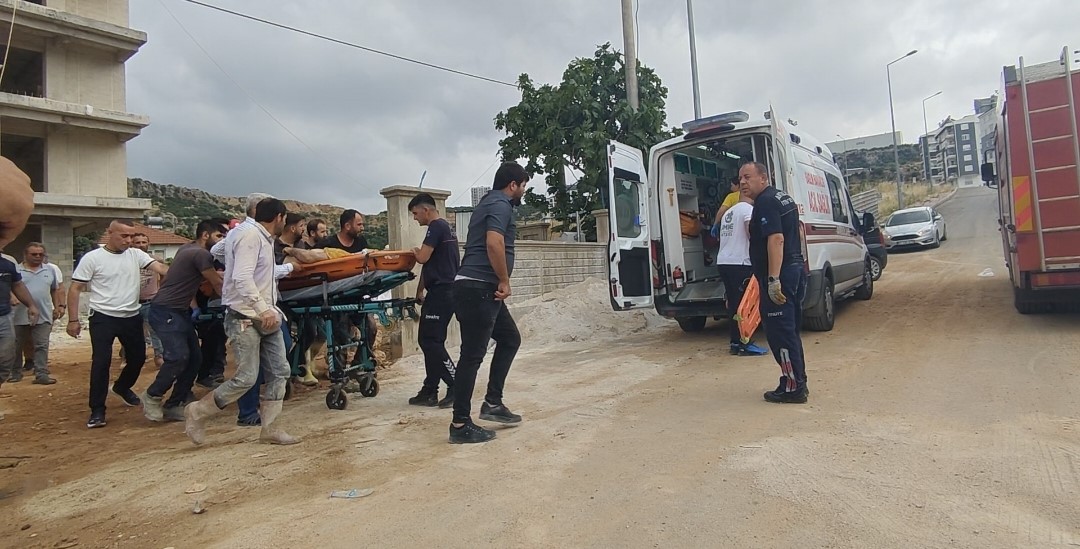 Antalya'da asansör boşluğuna düşen müteahhit yaralandı