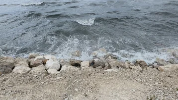 Dalgalar Van Gölü sahilini dövdü