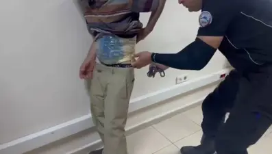 Uyuşturucuyu bantla beline ve bacaklarına saran zehir taciri hayrete düşürdü