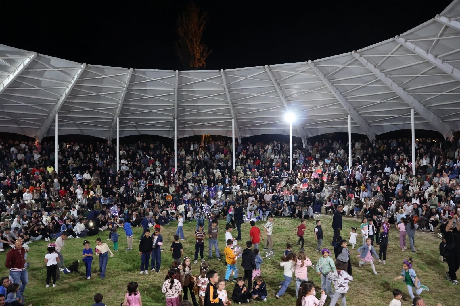 Tortum Şelalesi Festivali'nde renkli ve coşkulu anlar yaşandı