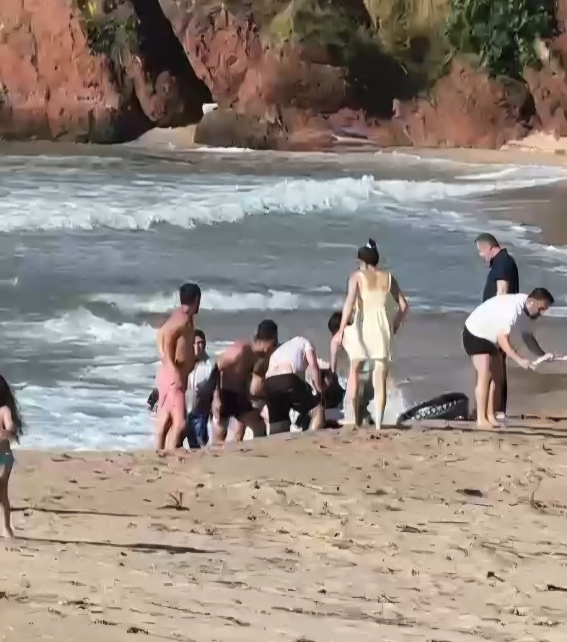 Denizde boğulma tehlikesi geçiren 2 kişi kurtarıldı